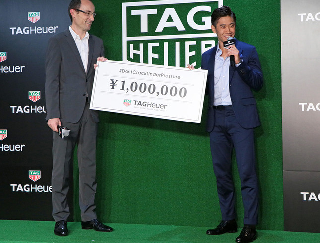 香川選手はステージ上、サッカーボールでボウリングに挑戦。見事全ピンを倒し、100万円が寄付金として社会貢献活動に進呈された