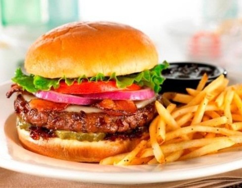 ジャックダニエルズバーガー（税別1690円）。ボリュームのある200ｇのビーフパテをオリジナルのジャックダニエルズソースで絡めた