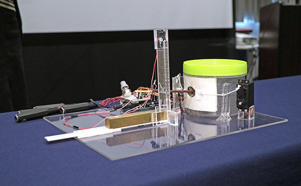 マスコミ陣に公開された「グリコポッキー音響測定器」