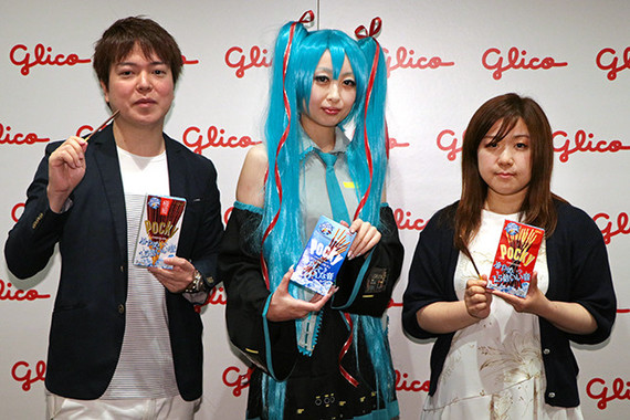 初音ミクのコスプレをしているのは、「ポッキー＜クリスタルソルティ＞」の開発に携わった、江崎グリコ・マーケティング部の女性