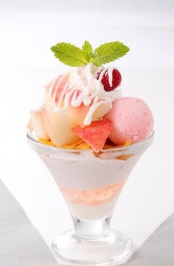 フレッシュ桃のミニパルフェ