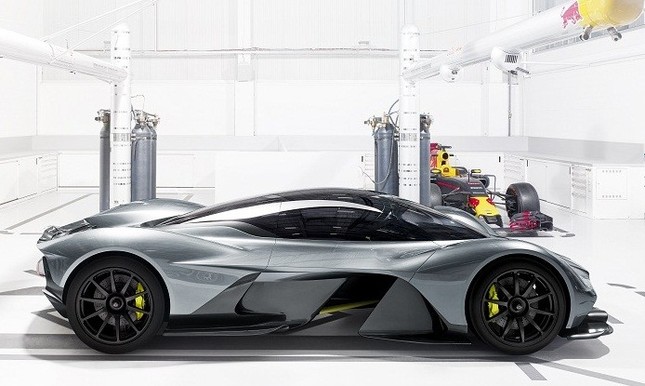 アストンマーティンとレッドブル・レーシングが発表した革新的なハイパーカー、コードネーム「AM－RB001」