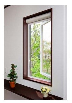 収納ケースをスリム化！（写真は、「上げ下げロール網戸」）