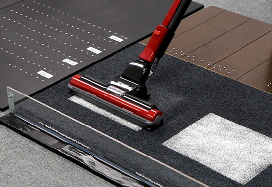 吸引仕事率は440Wにアップ。床のくぼみに詰まったゴミもきれいに取り除く