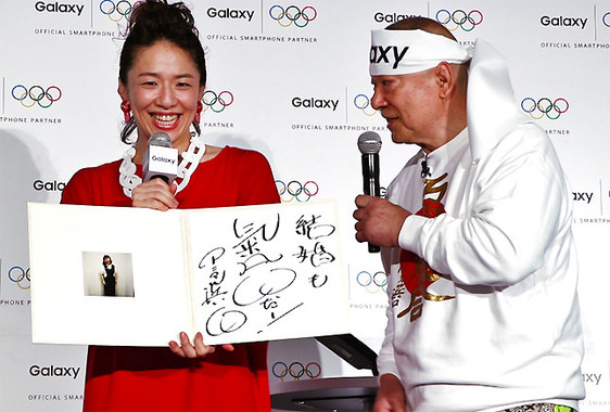 お見合い写真を受け取り、ほほを赤くする浜口京子さんと、「彼氏いるのか？」と探るアニマル浜口さん