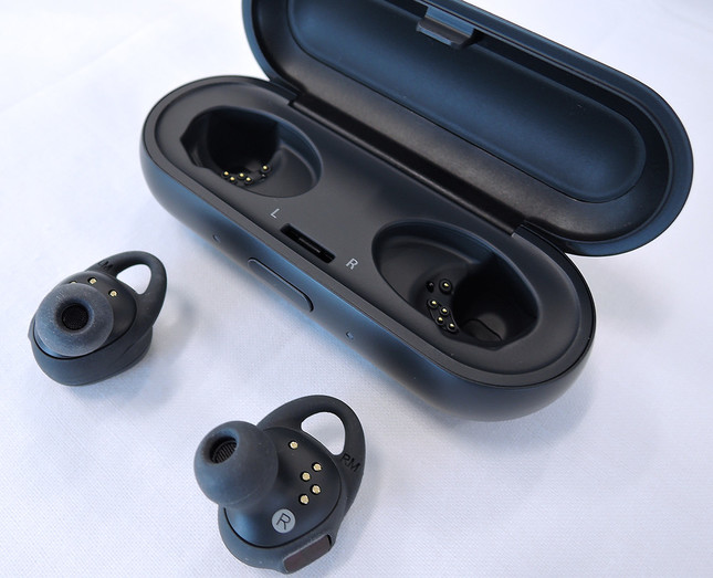 メモリを内蔵したウェアラブルイヤホン「Gear IconX」は、ポータブルオーディオプレイヤーに接続しなくても曲が聴ける