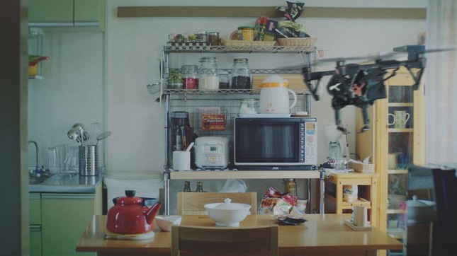 チキンラーメンを奪取するため、マンションの一室に侵入するドローン
