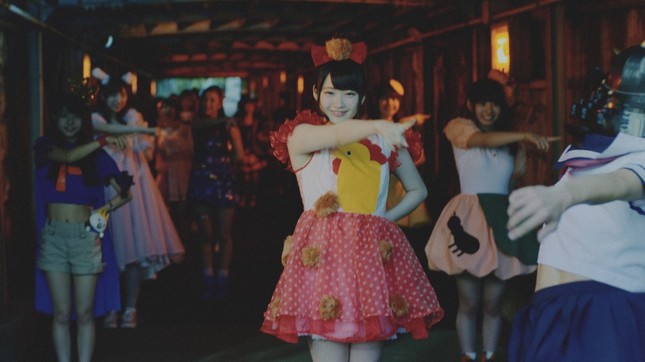 地下歩道でライブアイドルが踊っている…