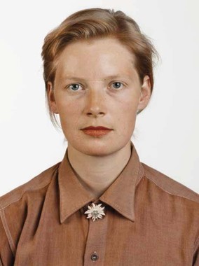 《Portrat (P. Stadtbaumer)》1988年C-print,210×165cm (C)Thomas Ruff VG Bild-Kunst, Bonn 2016