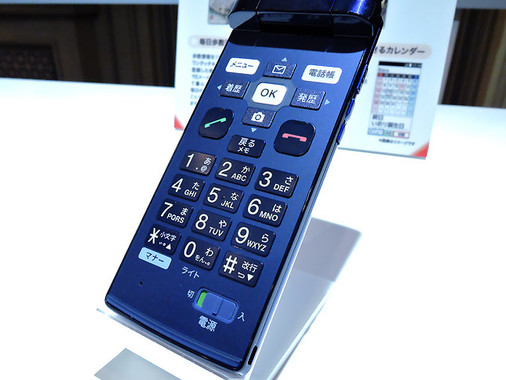 「かんたんケータイ」は電源スイッチが「入」と「切」と表示されている
