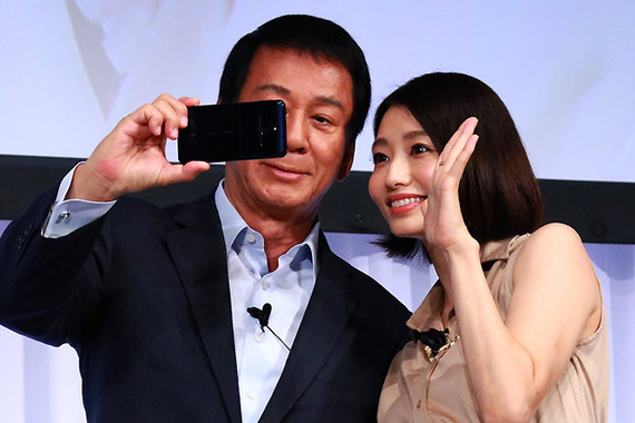 杉さんと眞鍋さんが自撮り2ショット撮影にトライ