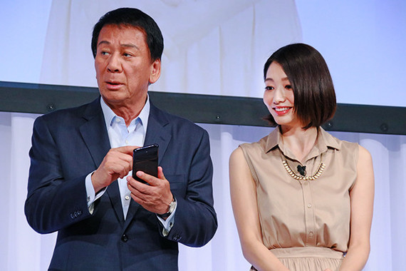 スマホを手に取り…