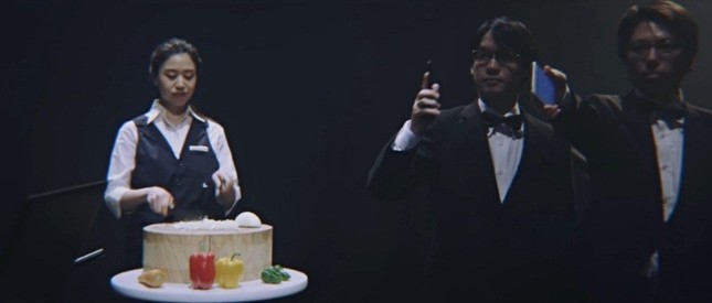 料理教室の「ABC Cooking Studio」社員は包丁でリズムを刻む