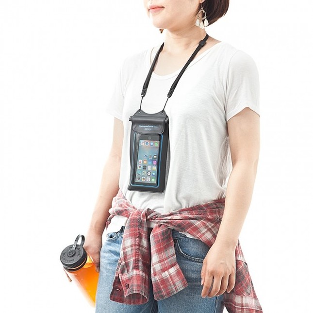 長さ調整も可能なストラップ付き