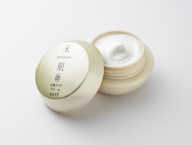 乾燥小じわを目立たせない美しい肌に導くエイジングケアクリーム