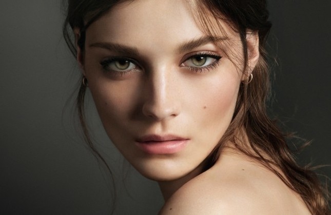 扇状に仕上げて猫の目のような目もとに