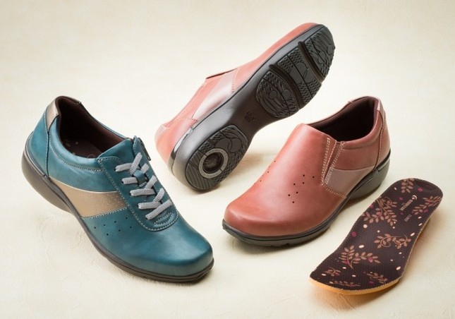 （左から）EVE 268 ブルー、EVE 269 レッドブラウン