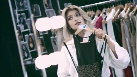 イメージムービーのワンシーン＝衣装を選ぶローラさん