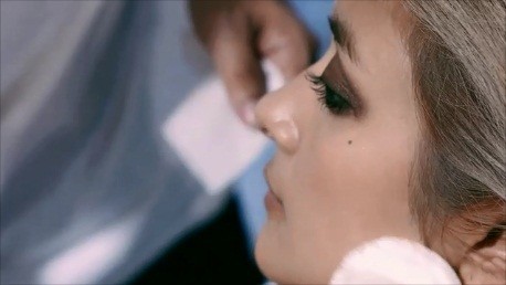 イメージムービーのワンシーン＝メイクアップアーティストの手でメイクが施される