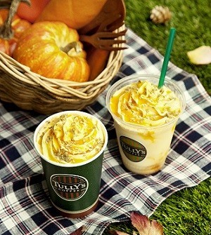 「スイートパンプキンラテ」（左）と、「スイートパンプキンスワークル(R)」（右）