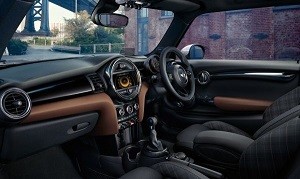 英国の伝統とモダンさを調和させた1台