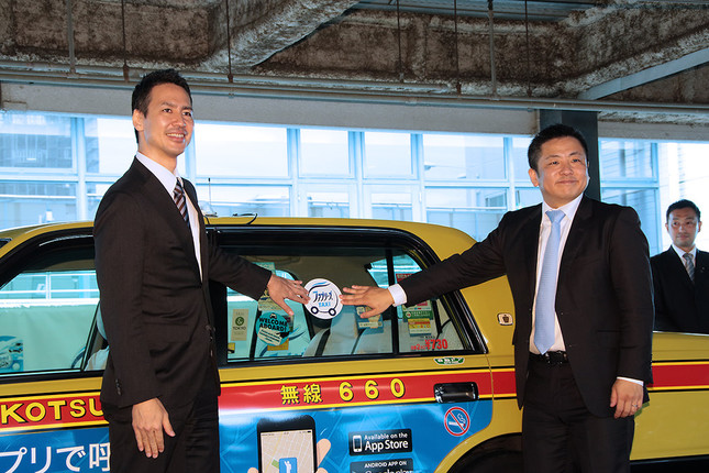 （写真左から）日本交通の川鍋一朗会長、P&Gの伊東正明ヴァイスプレジデント