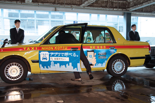 「ファブタク」車内のニオイチェックを行う、伊東正明ヴァイスプレジデント