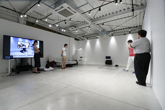 VR体験者は、白線の枠内（対角線が5mの長方形）で動き回れる