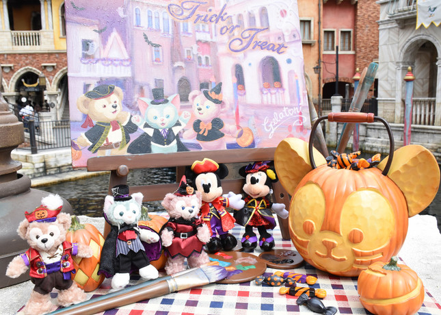 東京ディズニーシーで販売されている「ダッフィーのハロウィーン」のぬいぐるいバッジやミッキーマウスとミニーマウスのぬいぐるみバッジ