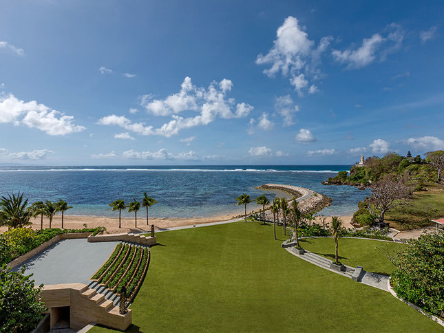 「ザ ユニティーガーデン」から見たインド洋の景色。右前方にはゲゲル寺院の塔が