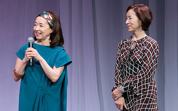 「花のオブジェ」に感嘆する宮本信子さんと原田さん