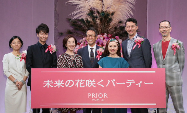 （写真左から）スタイリストの白井艶美さん、小原流五世家元の小原宏貴さん、女優の原田美枝子さん、演出家の宮本亜門さん、女優の宮本信子さん、フォトグラファーの桐島ローランドさん、ヘアメイクアーティストの入江広憲さん