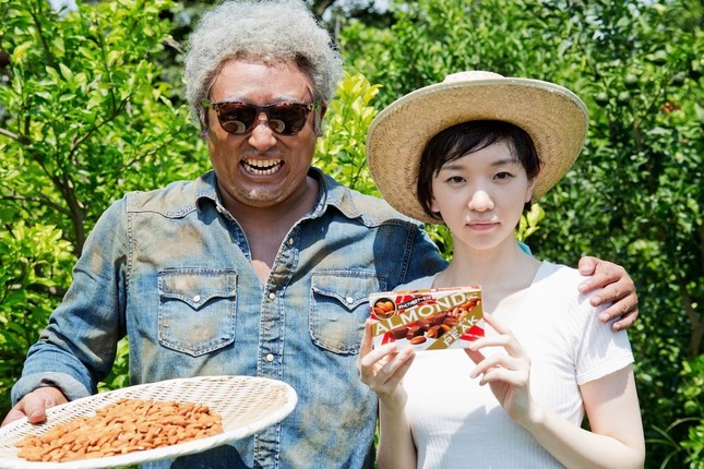 写真左は日焼けした井上陽水さんではありません。ジョージ・ヴァンダム園長