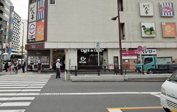 ビル前面に「スシロー」のロゴマークが見える。来店時の目印にしよう