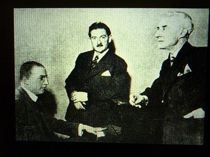 パリのオーケストラマネージャーを挟んで、左がヴィトゲンシュタイン、右がラヴェル