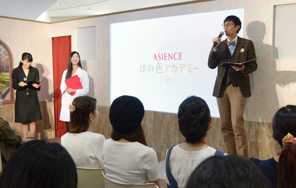 徳井さんの話に耳を傾ける若い女性たち