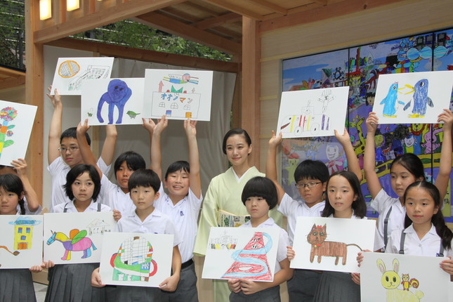 絵を描いた子どもたちと記念撮影した（2016年9月28日撮影）
