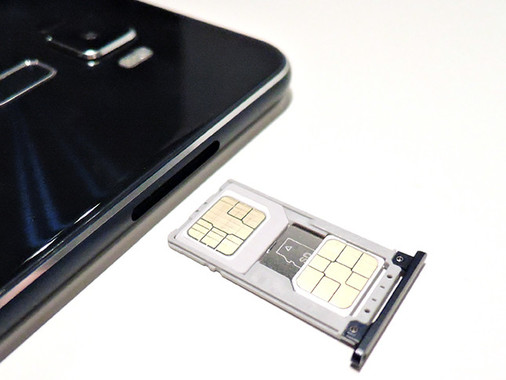 SMカードスロットは2枚入る。うち1枚をmicroSDカードにすることも可能