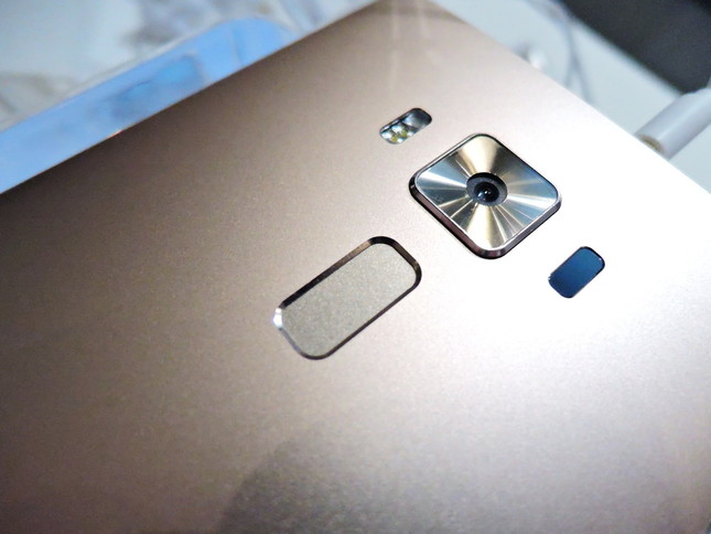 本体背面。カメラの下に付いているのが「指紋センサー」