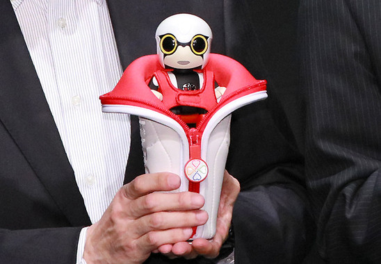 収納袋のように見えるのは、充電などを行うクレードル