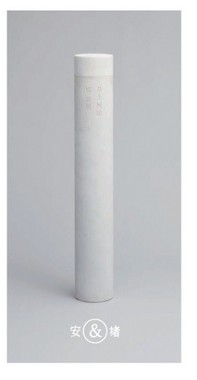 白い大理石による円柱墓で二人の「門出」をイメージ