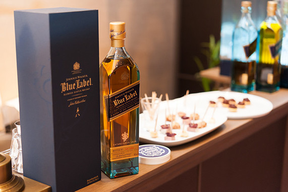 ラグジュアリースコッチウイスキーの象徴ともいえる、ブルーラベル
