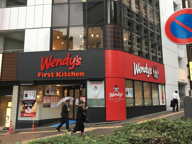 「ファーストキッチン・ウェンディーズ」の店舗外観