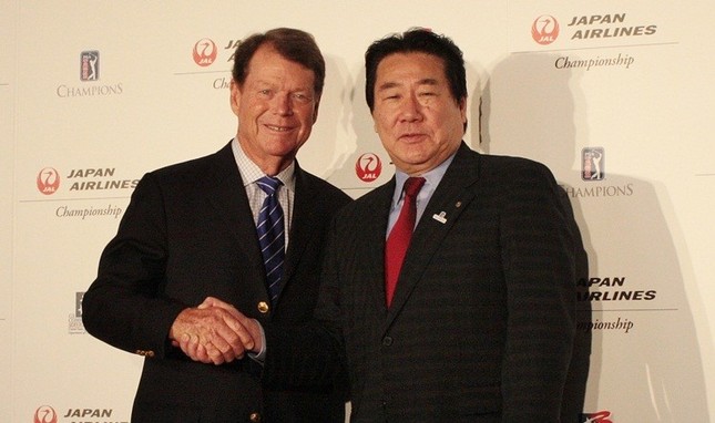 「JAL選手権」の発表会見に出席し、握手するトム・ワトソン氏(左)と日航の植木社長