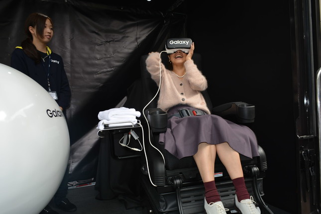 体験中の中澤裕子さん