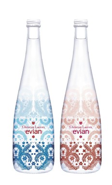 2017年「エビアン」デザイナーズボトル。ブルー「サンライズボトル」(左)とピンク「サンセットボトル」
