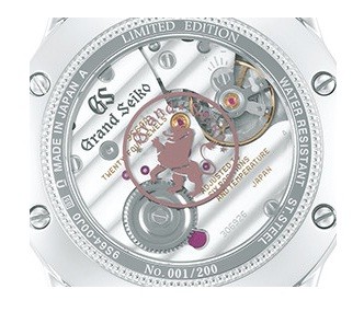 裏ぶたの獅子の紋章にもピンクゴールド色を採用