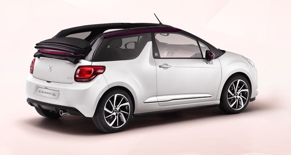 ルーフカラーには購入特典のネイルカラーと同色の濃紫のウィスパー色を