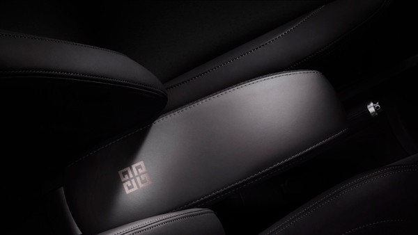 ジバンシイのロゴがレーザー加工されているセンターアームレスト