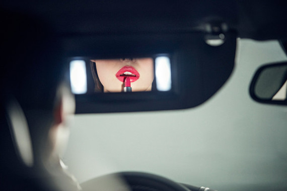 ミラーの照明には自然光に近いLEDを使用、華やかに顔を映し出しメイク直しに一役